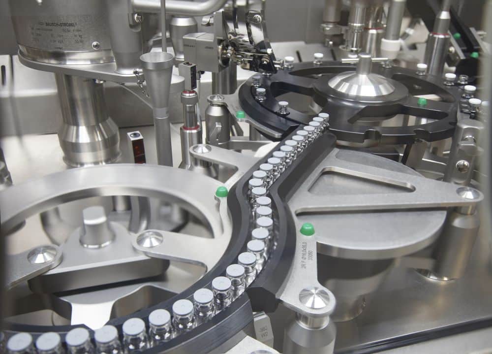Die Anlage der Bubendorfer Carbogen Amcis in Frankreich: Tanks mit Kapazitäten von bis zu 400 Litern, flüssige und lyophilisierte Formulierungen, vollintegrierte Isolatoren für das Handling empfindlicher oder hochpotenter Wirkstoffe. (Bild: Carbogen)