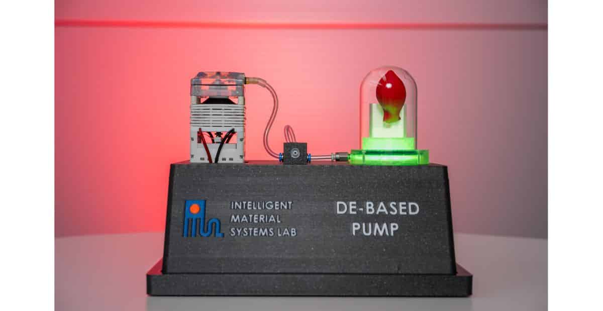 Um die Technologie für die Messebesucherinnen und -besucher anschaulich zu machen, haben die Forscher diesen Demonstrator gebaut: Die smarte Folie zieht hier ein Vakuum in einer Vakuumglocke. Sichtbar wird dies an dem roten Luftballon, der sich im Innern der Glasglocke selbst „aufbläst“ – eine Anordnung wie im Physikunterricht: Da die Luft um den Ballon herum abgesaugt wird, haben die Luftteilchen im Ballon mehr Platz, sich auszudehnen – nur, dass dies hier ganz ohne die laute Geräuschkulisse des Druckluftkompressors von statten geht. ). (Bild: Oliver Dietze, Universität des Saarlandes)