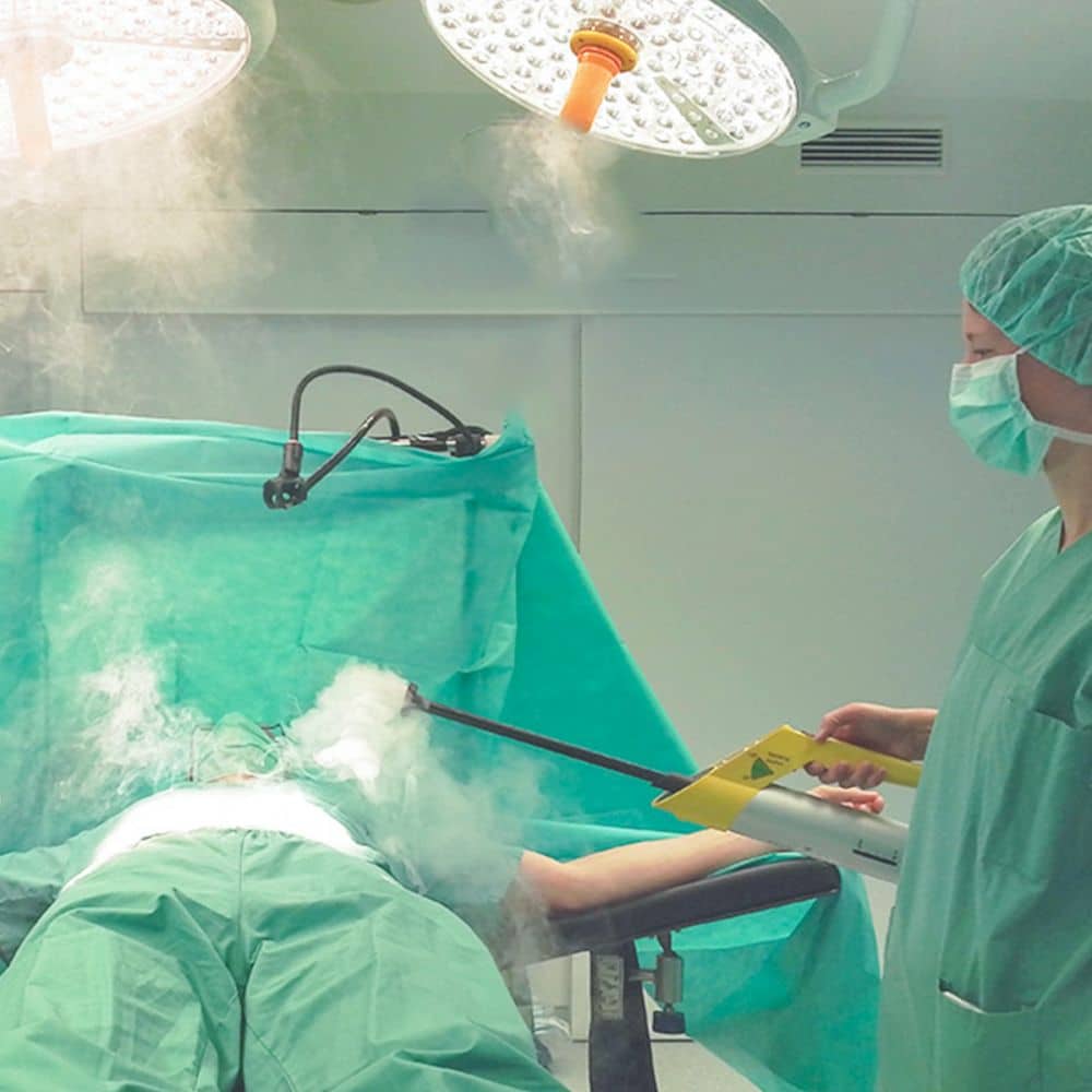 Generierter Nebel visualisiert Strömungen im Operationssaal. (Bild: Topas GmbH)