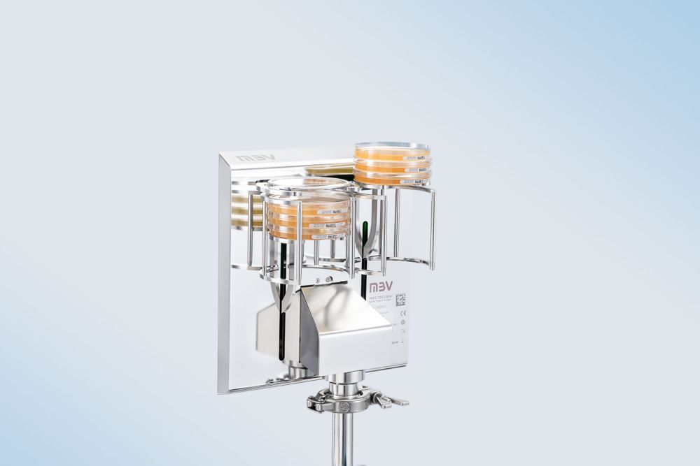 «Nur» semiquantitativ, aber näher an der betrieblichen Realität im Reinraum: Der automatische Wechsler für Sedimentationsplatten lässt sich in einen Isolator­HMI (Human Machine Interface) integrieren oder als portable Stand­alone­Lösung einsetzen. (Bilder: MBV)
