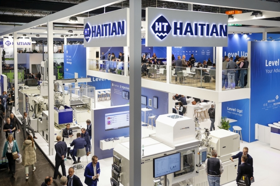 Der Trend zu Ausführungen bestehender Spritzgusssysteme speziell für medizintechnische Anwendungen – Reinraumtechnik inklusive – manifestierte sich auf der diesjährigen Messe K 2025 in Düsseldorf. (Bild: Messe Düsseldorf/ctillmann)