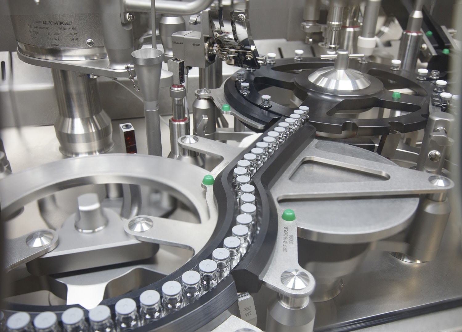 Die Anlage der Bubendorfer Carbogen Amcis in Frankreich: Tanks mit Kapazitäten von bis zu 400 Litern, flüssige und lyophilisierte Formulierungen, vollintegrierte Isolatoren für das Handling empfindlicher oder hochpotenter Wirkstoffe. (Bild: Carbogen)