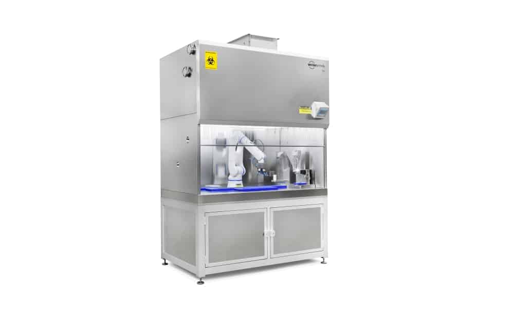 Der in der Sicherheitswerkbank integrierte Roboter entnimmt die Vials aus einem Magazin, übergibt sie an eine Füllstation zur Dosierung der Injektionslösung mit gravimetrischer Überwachung der Füllmengen, setzt die Stopfen ein und verschliesst die Vials. Ein intuitiv bedienbares Display ermöglicht die Konfiguration von Parametern für verschiedene Flaschengrössen, Füllmengen und Chargengrössen (Bilder: Goldfuss Engineering).