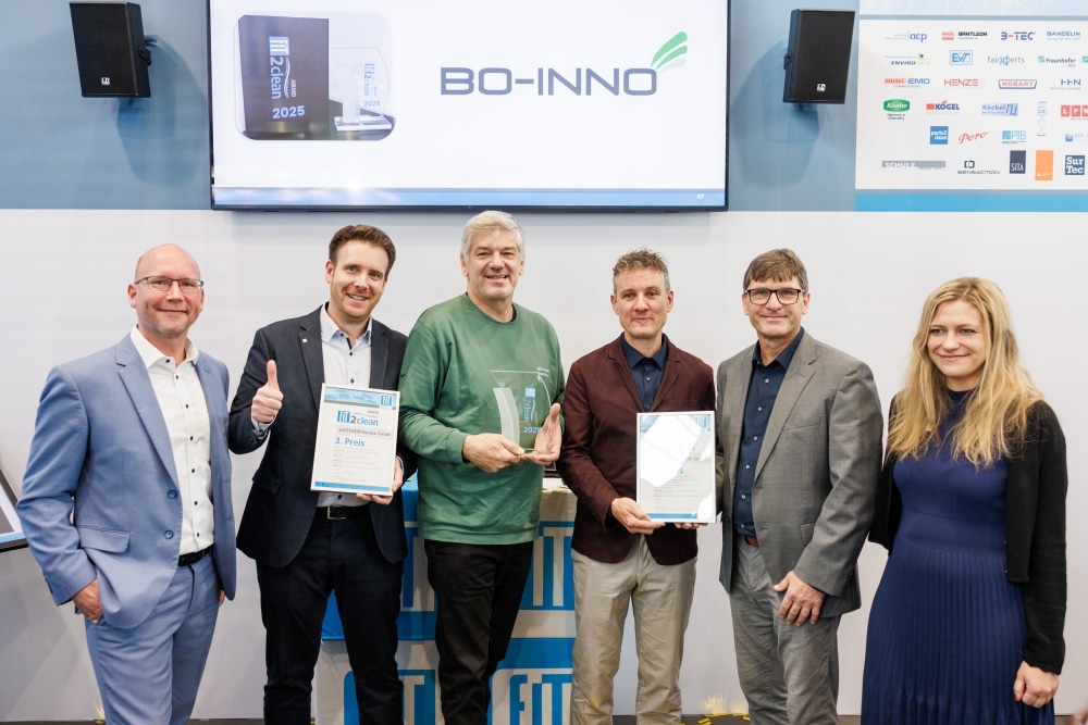 Abb. 1 und 2: Das Bo-Inno-GmbH-Team freut sich über den Gewinn des «FiT2clean Award». ( Bilder: Fachverband industrielle Teilereinigung e.V.)