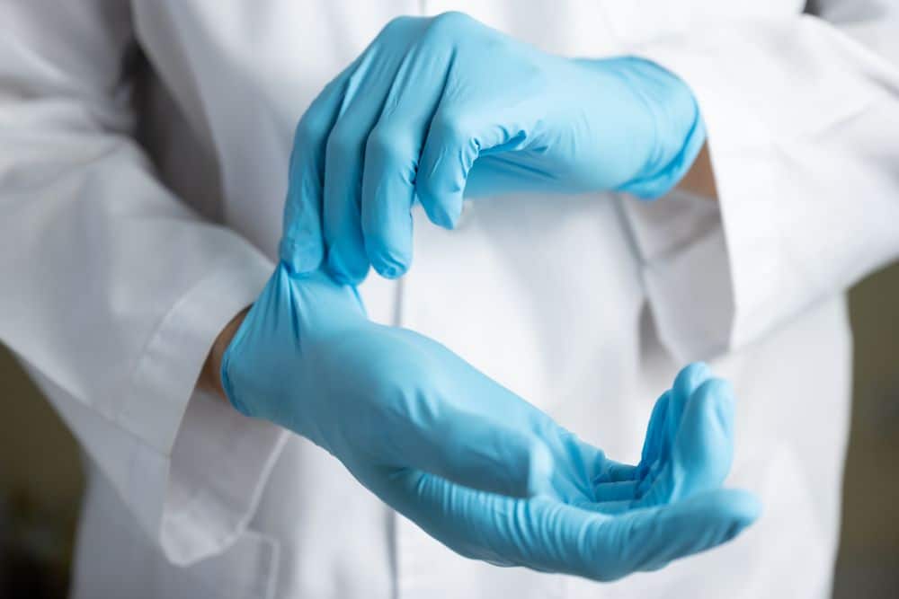 Reinraum-Handschuhe der neuesten Generation sind länger und reissfester als herkömmliche Produkte und weisen darüber hinaus eine verringertes Allergierisiko auf – hier ein Beispiel für Unterziehhandschuhe für das «Double Gloving» (Bild: Shutterstock)