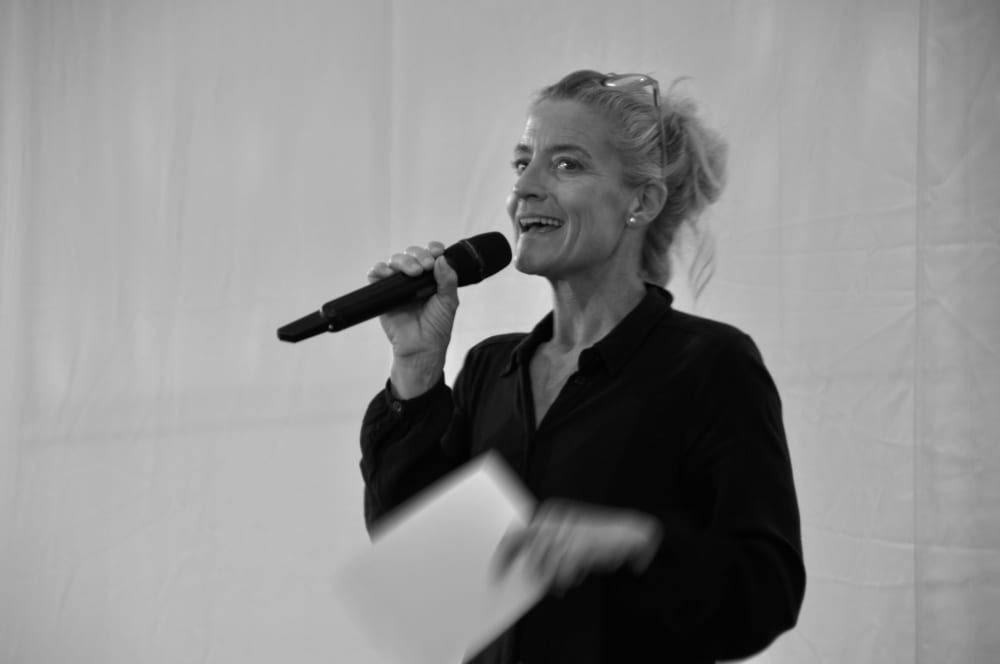 Zum Gelingen des Reinraum-Symposiums der SwissCCS auf der Ilmac Basel 2025 trägt wesentlich die stets hellwache und agile Speakers-Corner-Moderatorin Katja Reichenstein bei, die Lukas Keller, CEO der Schweizerischen Normen-Vereinigung SNV, scherzhaft als «Bad Cop» ankündigte, … (Bild: Ehrensberger)