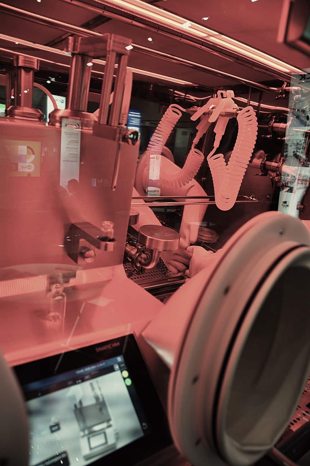 Die Messdaten von Leckageprüfungen der Handschuhe für die Eingriffe ins Containment lassen sich über digitale Systeme übertragen und abspeichern, die in den Produktionsprozess integriert sind. (Bild: Ehrensberger)