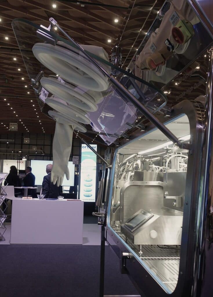 Containments müssen sich bei Bedarf öffnen, Handschuhe für die Handschuheingriffe sich kontaminationsfrei austauschen lassen. (Bilder: Füglistaler)