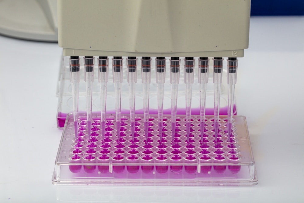 High-throughput-Verfahren, hier ein Paradebeispiel mit automatischer Mehrfachpipettierung in eine Multiwell-Mikrotiterplatte, erhöhen die Qualität und Effizienz vieler Experimente. (Bild: Depositphotos)