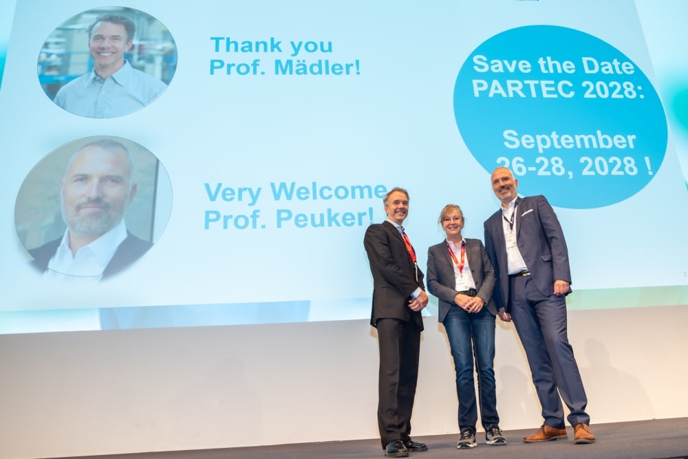 … sowie (v.l.n.r.) Prof. Dr.-Ing. habil. Lutz Mädler, Chairman der Partec 2025, Vivien Manning, Geschäftsführerin der VDI-Gesellschaft Verfahrenstechnik und Chemie-Ingenieurwesen (GVC), und Prof. Dr.-Ing. Urs A. Peuker, TU Bergakademie Freiberg und Mitglied des Partec-Strategie-Komitees, … (Bild: Nürnbergmesse / Frank Boxler)