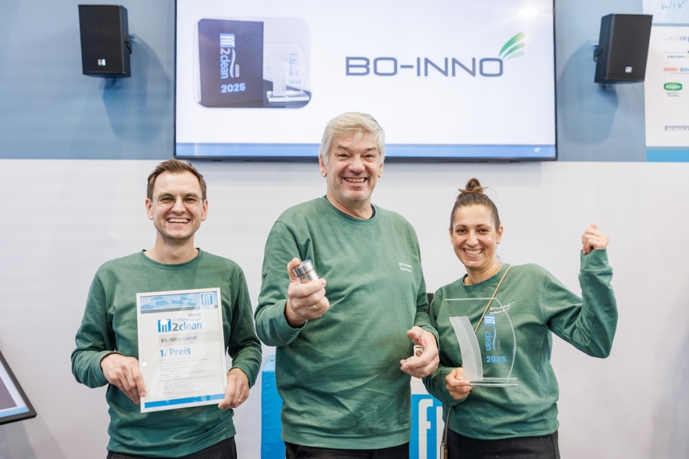 Abb. 1 und 2: Das Bo-Inno-GmbH-Team freut sich über den Gewinn des «FiT2clean Award». ( Bilder: Fachverband industrielle Teilereinigung e.V.)