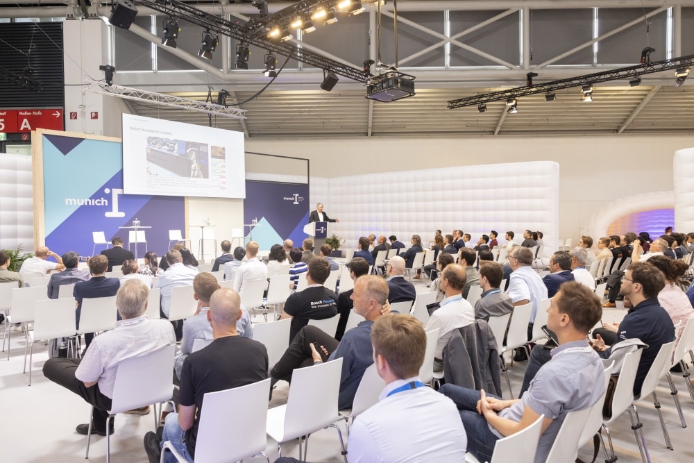 Parallelveranstaltung Munich_i Hightech-Summit: rund um Roboter und Künstliche Intelligenz alles aus erster Hand, unter anderem mit Referenten von Google DeepMind, Microsoft und Nvidia. (Bild: Messe München GmbH)