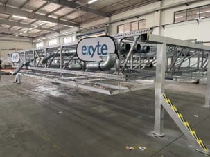 Abb. 1 a und b: Der modulare Aufbau von Reinräumen bietet Vorteile gegenüber einer konventionellen Fertigbauweise – ein Beispiel: Kleinvolumige Produktionsstätte aus dem Bereich der Zell- und Gentherapie in Shanghai. (Bilder: Exyte)