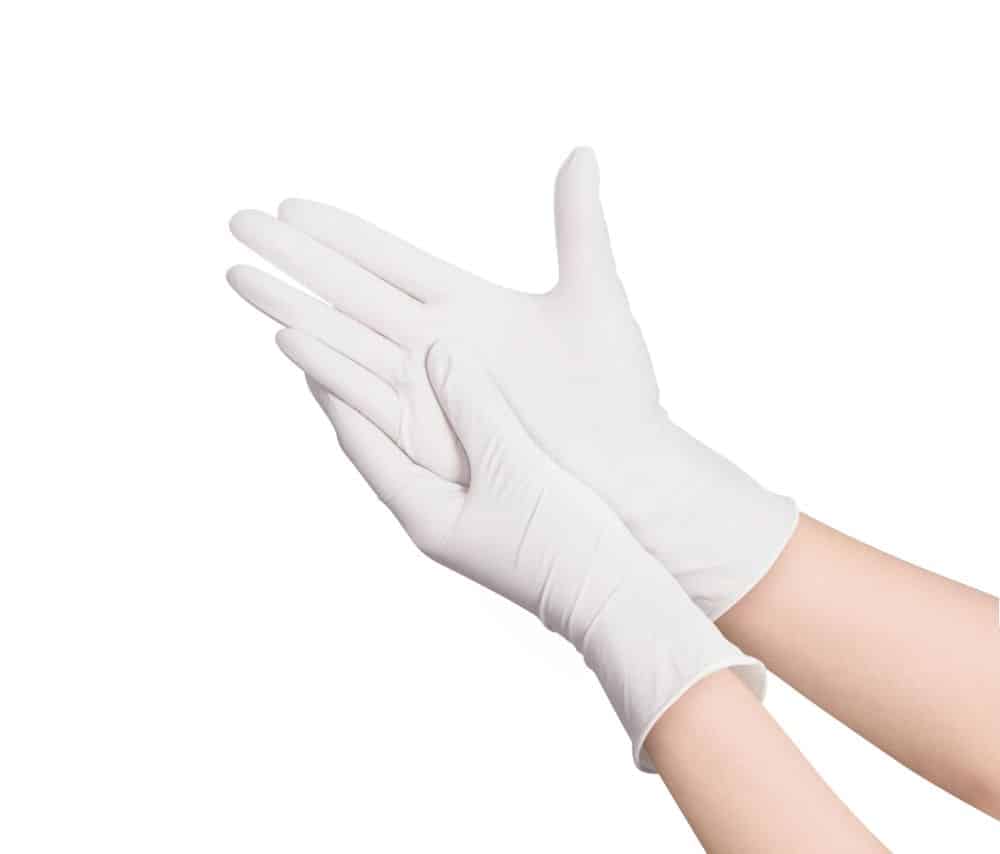 Als Überziehhandschuhe für das «Double Gloving» eignen sich Varianten mit den vorteilhaften Eigenschaften der Unterziehhandschuhe, aber in einer anderen Farbe (hier: weiss). So lassen sich Beschädigungen des äusseren weissen Handschuhs dank dem unteren blauen Handschuh besser erkennen. (Bild: Shutterstock)