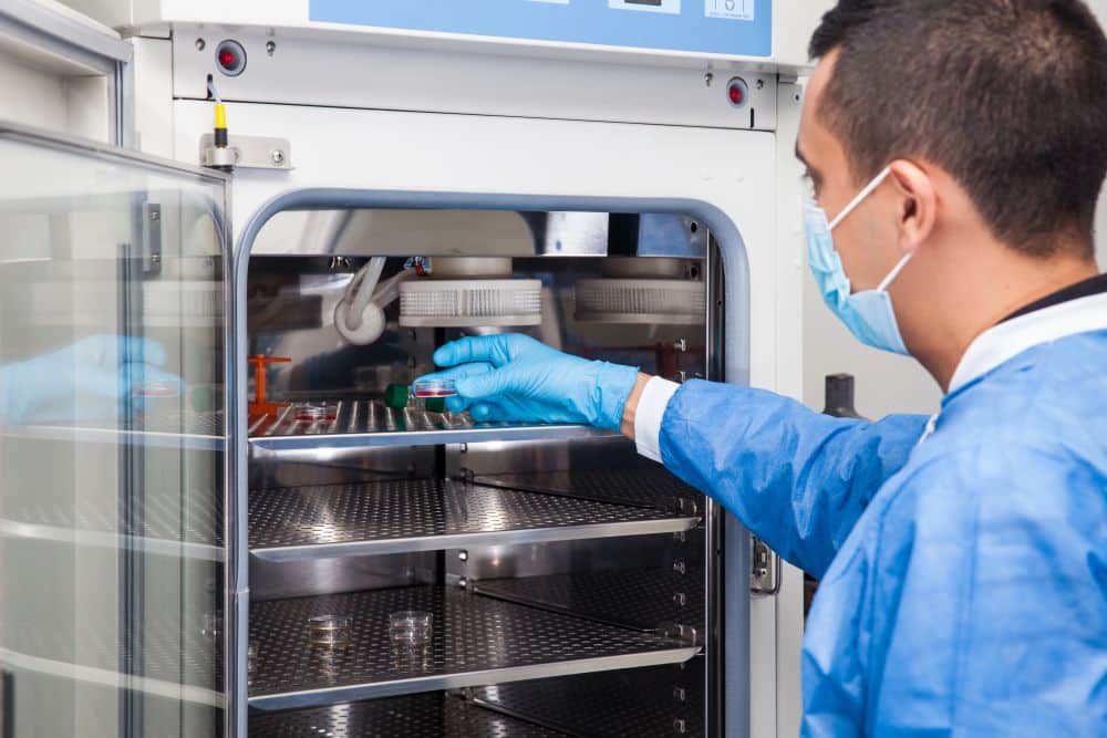 Abb. 3 und 4: Zwei Inkubatoren für Biotech, beide erfolgsrelevant und auf der Messe Ilmac Basel 2025 auffindbar: einer für die unternehmerische Begleitung, einer für Laborforschung oder Produktion. (Bilder: Depositphotos)