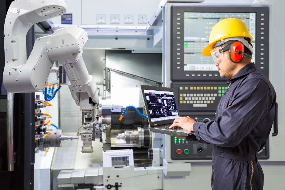 Von der Workbench oder der Produktionshalle an den Rechner: Der Mausklick gewinnt gegenüber händischem Zusammenbau von Apparaturen und Maschinen an Gewicht. (Bild: Depositphotos)