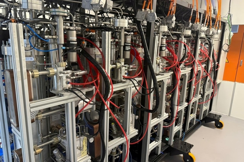 Isotopen-Anreicherungsanlage: insgesamt zehn Einheiten mit je 48 Turbo-Kompressoren.