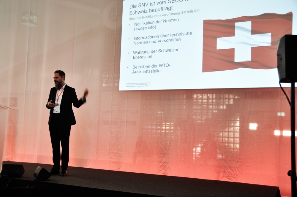 : … doch er zeigte sich dem Auditorium als professioneller Vermittler zwischen Normenstrenge und Praxisnähe und ermunterte dazu, sich von Anfang an der Erarbeitung und Weiterentwicklung von Normen zu beteiligen. (Bilder: Ehrensberger)