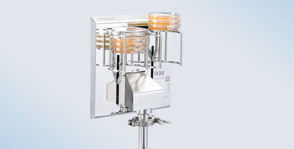 Abb. 3 und 4: Der automatische Wechsler für Sedimentationsplatten lässt sich in einen Isolator-HMI (Human Machine Interface) integrieren oder als portable Stand-alone-Lösung einsetzen. (Bilder: MBV)