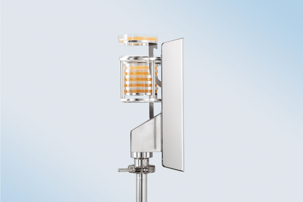 Abb. 3 und 4: Der automatische Wechsler für Sedimentationsplatten lässt sich in einen Isolator-HMI (Human Machine Interface) integrieren oder als portable Stand-alone-Lösung einsetzen. (Bilder: MBV)