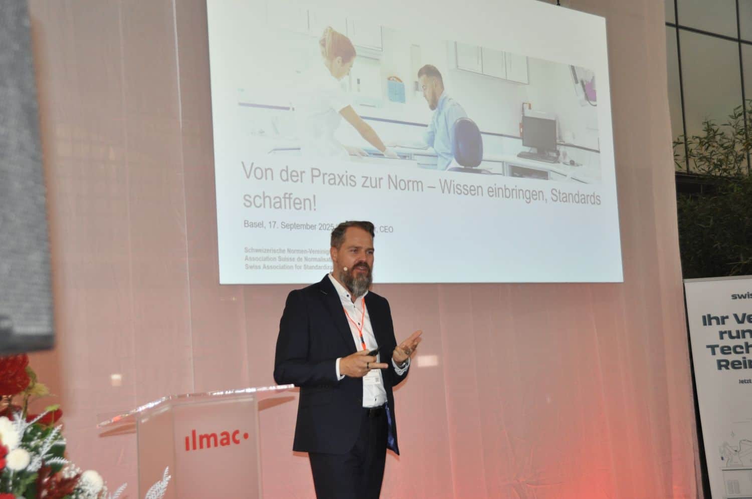 Lukas Keller, CEO der Schweizerischen Normenvereinigung (SNV), erläutert die Zusammenhänge zwischen internationalen Normen (ISO), europäischen Normen (EU) und schweizerischen Normen (SN) – und vor allem dies: „Über ihre EFTA-Mitgliedschaft ist die Schweiz gleichberechtigt beteiligt.“ So gilt es, das eigene Wissen aus der Praxis einzubringen und an der Erarbeitung neuer Standards mitzuwirken. (Bild: Ehrensberger)