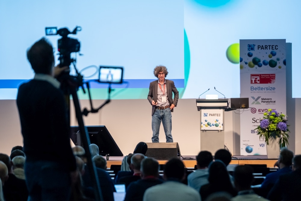 Ab 2028 dockt der internationale Kongress für Partikeltechnologie Partec wieder an die Powtech Technopharm an. Darauf freuen sich unter anderem Stefan Pirker, Johannes Kepler Universität, Linz, ... (Bild: Nürnbergmesse / Frank Boxler)