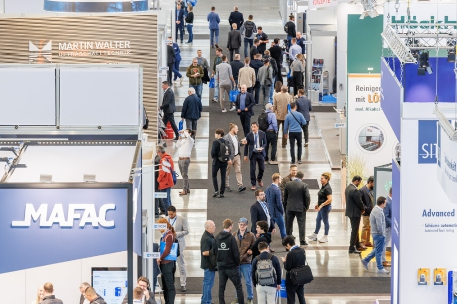 Abb. 4 und 5: Einen passenden Rahmen für die Preisverleihung bot die Messe parts2clean in Stuttgart Anfang Oktober in Stuttgart.