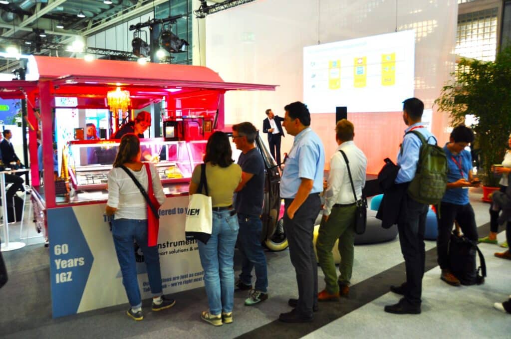 Klarer Standortvorteil für das Symposium der SwissCCS am Mittwochnachmitag auf der Ilmac Basel: der Eiswagen direkt nebenan. (Bild: Ehrensberger)