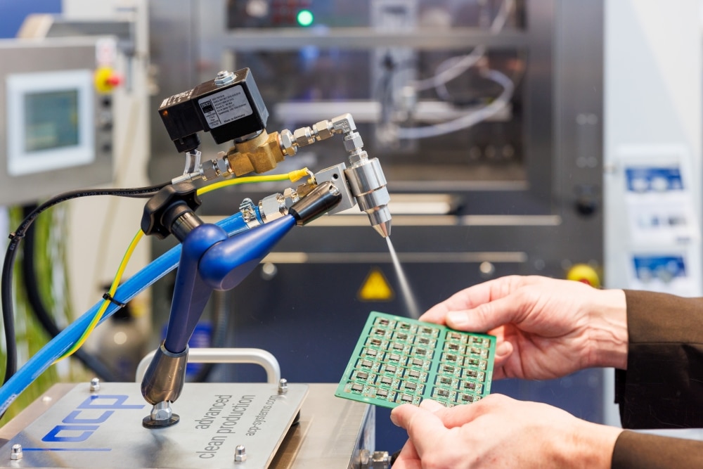 Abb. 6 und 7: Herausfordernde Verschmutzungen und erfolgreiche Reinigungsverfahren – alles zu sehen auf der parts2clean in Nürnberg.