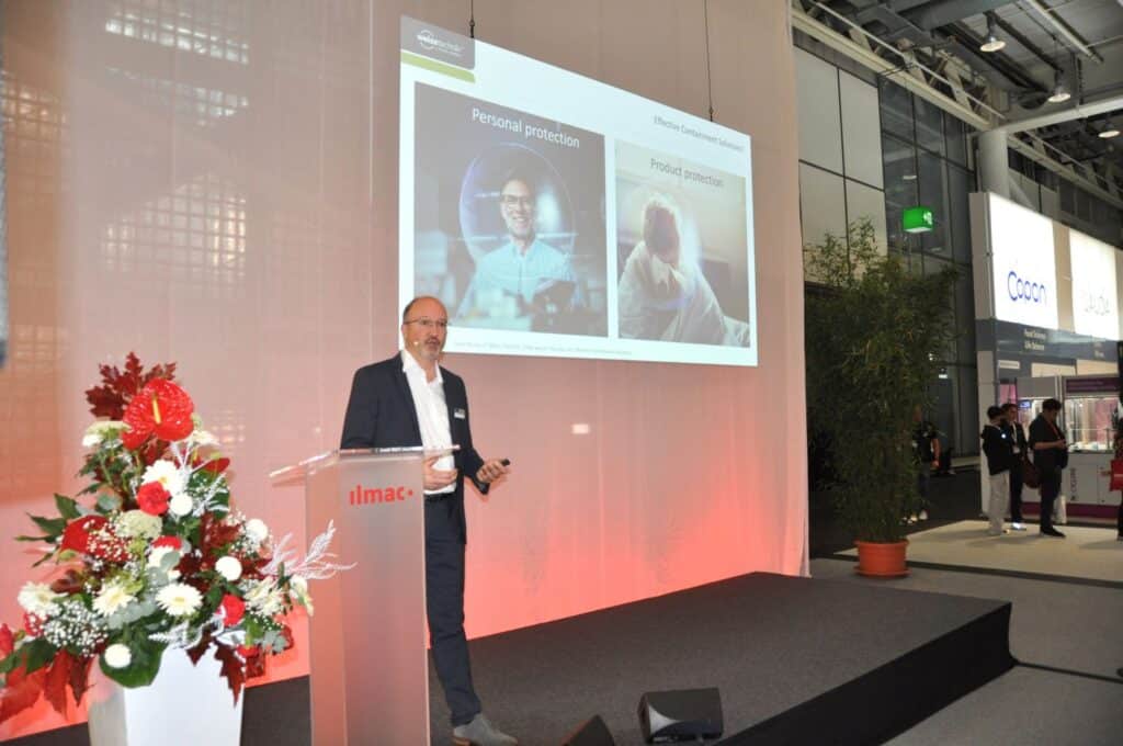 Peter Kunze, Weiss Technik: „Während es klassische Containments entweder für flüssige Produkte oder für Pulver gibt, weist ein Trend heute in Richtung von Containments, in denen sich flüssige und feste Produkte handhaben lassen.“ (Bilder: Ehrensberger)