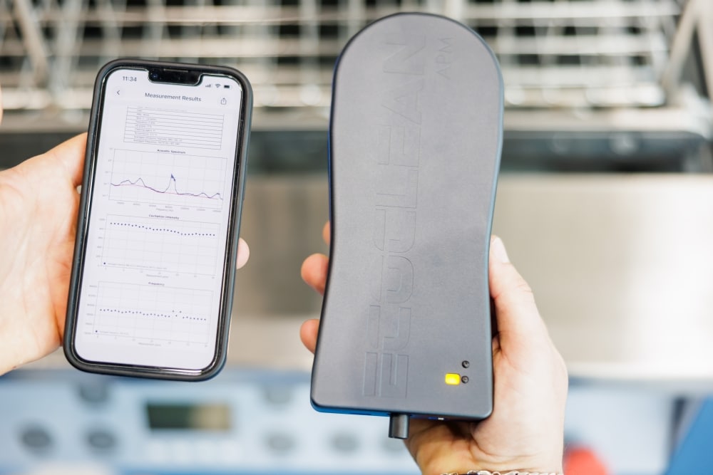 Abb. 8 und 9: Digitale Technik, Messwertauswertungen und automatische Messwertvergleiche sowie Robotertechnik bildeten Schwerpunkte auf der parts2clean.