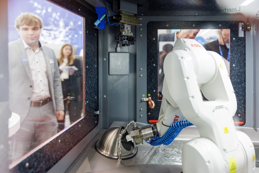 Abb. 8 und 9: Digitale Technik, Messwertauswertungen und automatische Messwertvergleiche sowie Robotertechnik bildeten Schwerpunkte auf der parts2clean.