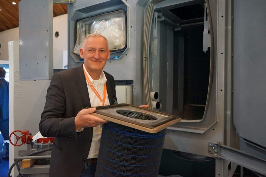 Holger Fritzsche, Segment Manager Pharma bei Camfil, Reinfeld, stellt sein dezentrales Entstaubungssystem mit Hepa-Filtern vor – Atex-Zertifizkat inklusive, keine zusätzlichen Schutzausrüstungen nötig. (Bild: Meister)