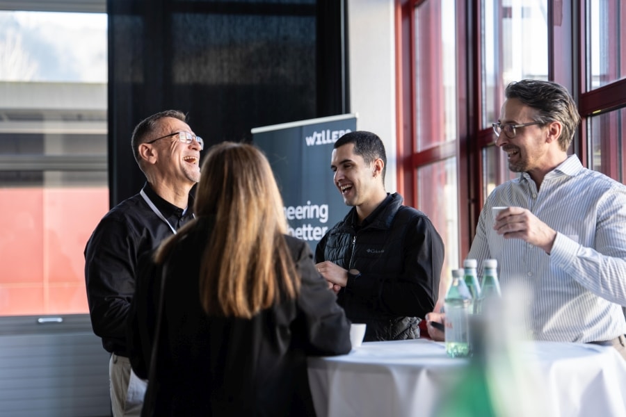 Mitarbeiter der Sponsorin Camfil AG im Gespräch mit Marc Kastl (Weiss Technik AG)