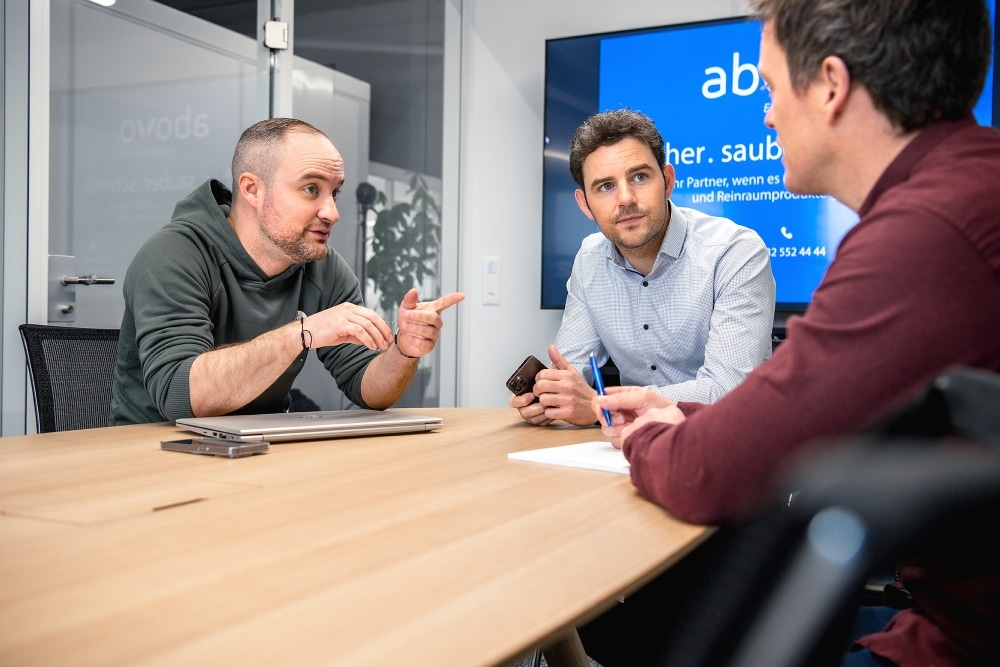Mit den Erfolgen hat sich das abovo-Team von zwei auf acht Mitglieder vergrössert: linkes Bild: Markus Kaufmann, Tobias Morandi, Dominik Lehmann.