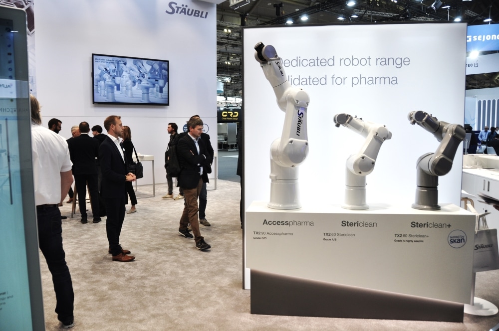 Das Herzstück der prämierten Automatisierungslösung für eine reinraumklassifizierte Produktionsumgebung bilden Stericlean-Roboter von Stäubli – hier zwei Exponate (M. und r.) auf der letztjährigen Chemie- und Prozessindustriemesse Achema. (Bild: Ehrensberger)